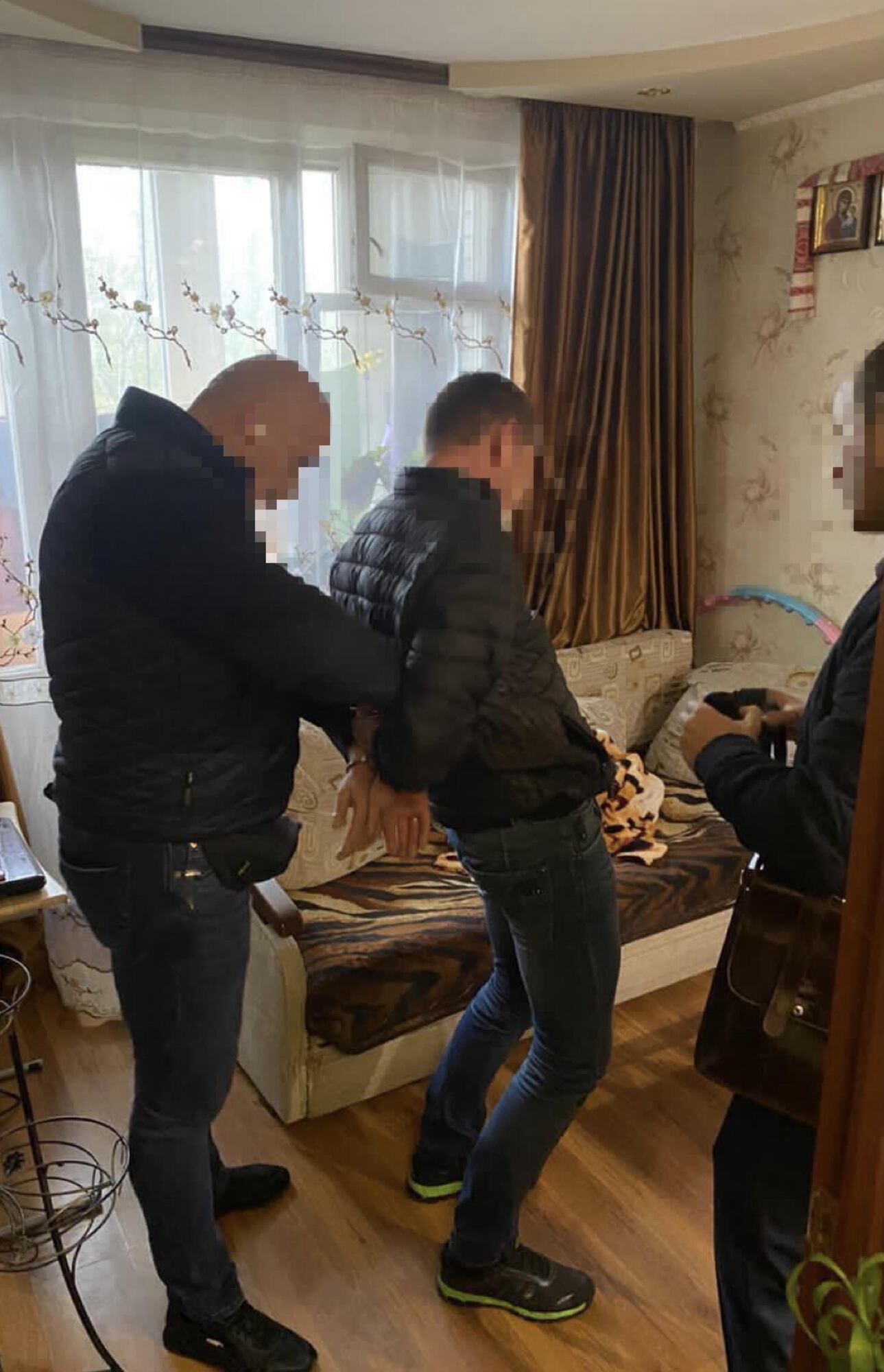 У Києві поліцейського затримали на збуті амфетаміну (ФОТО)