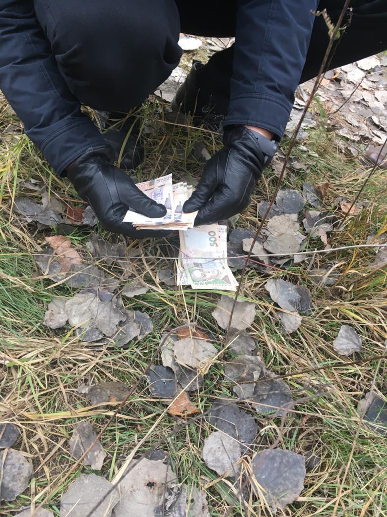 Хабар за пом’якшення умов тримання – викрито посадовця Менської виправної колонії (ФОТО)