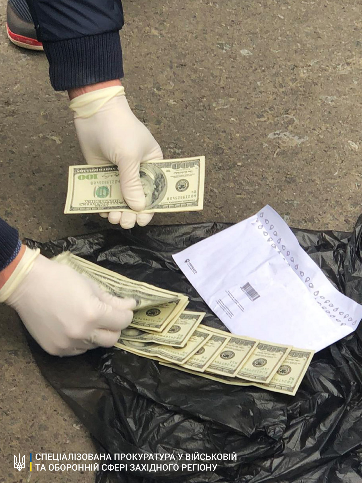 2200 доларів США хабара за відстрочку від військової служби – затримано посадовця військкомату (ФОТО)