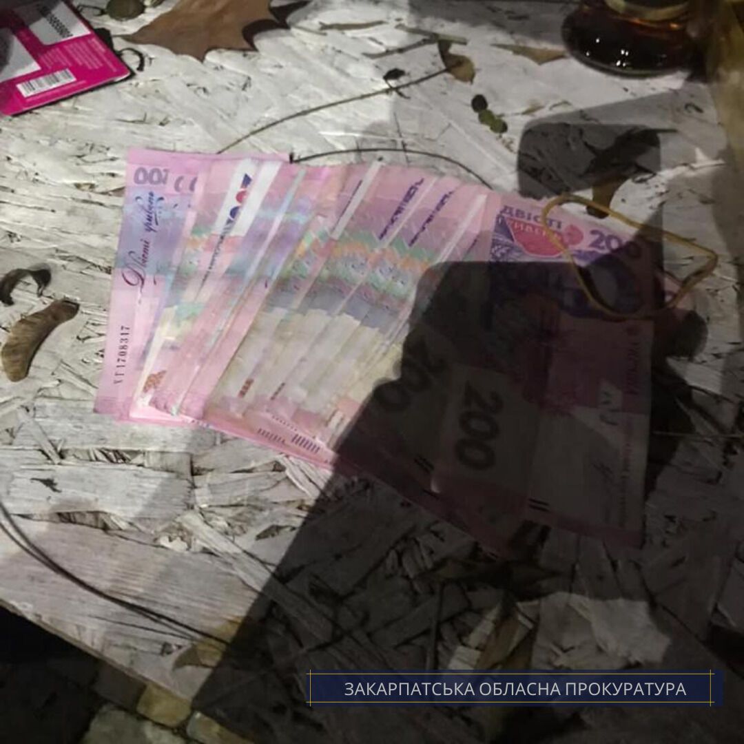Правоохоронці викрили схему підкупу виборців на користь одного з претендентів на посаду міського голови Ужгорода (ФОТО)