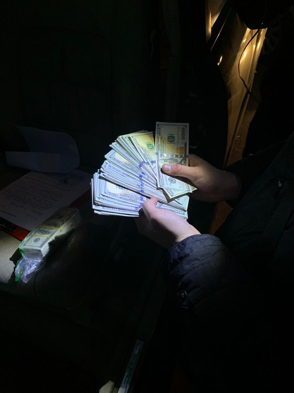 Правоохоронці перекрили канал збуту фальшивих американських доларів у Києві (ФОТО)