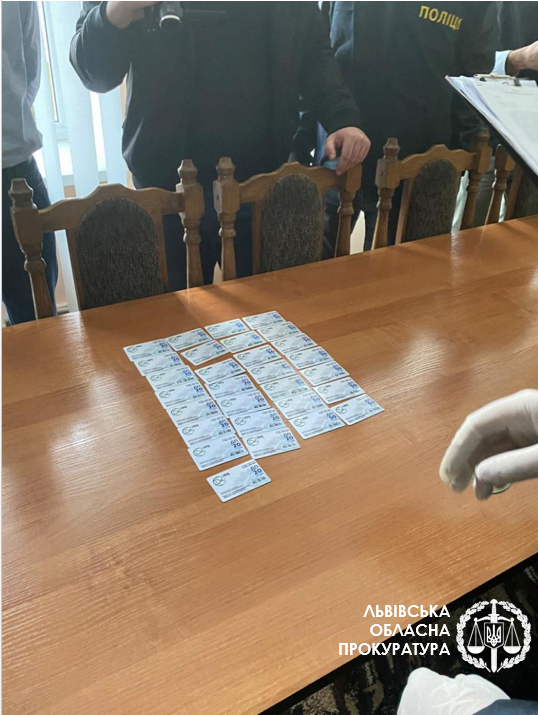 Хабар талонами на дизпаливо за сприяння у зведенні АЗС - викрито голову РДА на Львівщині (ФОТО)