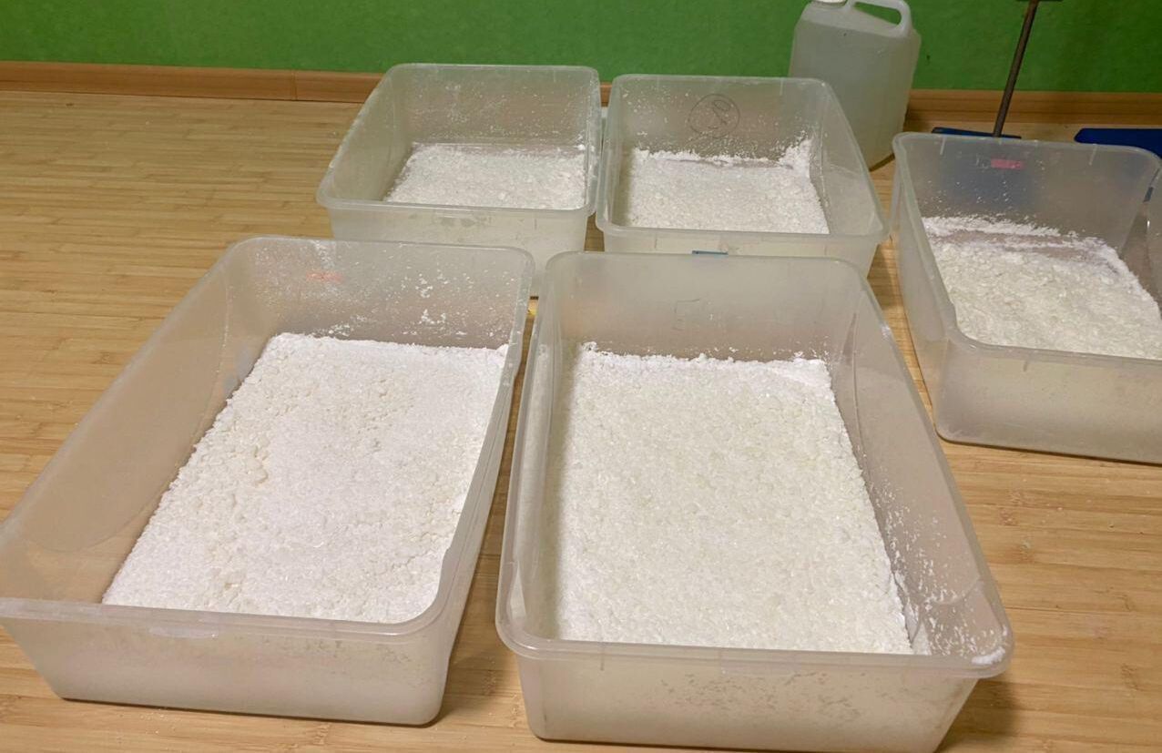 35 кг метадону та 1 тонна прекурсорів - на Київщині ліквідовано потужну нарколабораторію та затримано її організаторів (ФОТО)
