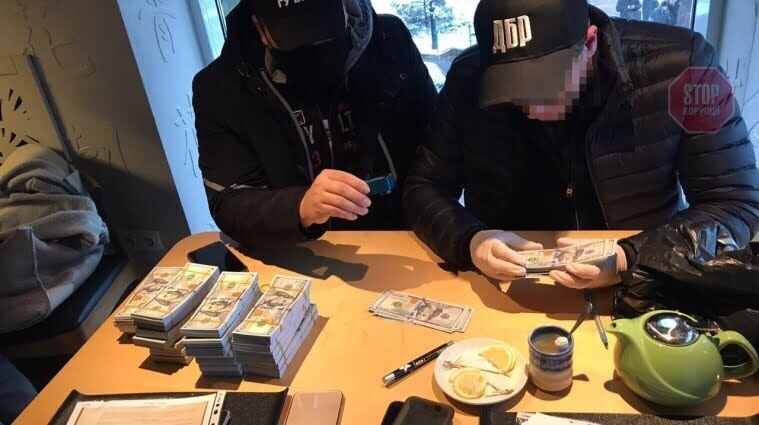 Новини Києва: затримано аферистів, які за півмільйона доларів обіцяли ''вирішити проблеми'' з Офісом генпрокурора (фото)