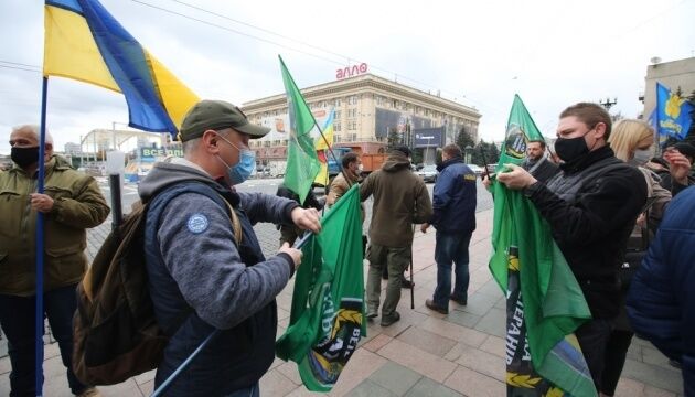 Підтримати мовний закон у Харкові зібралися пів сотні людей