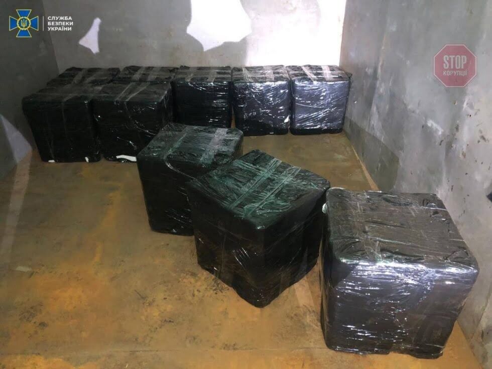 У Сумській області силовики блокували нелегальне ввезення червоної ікри з РФ майже на мільйон гривень