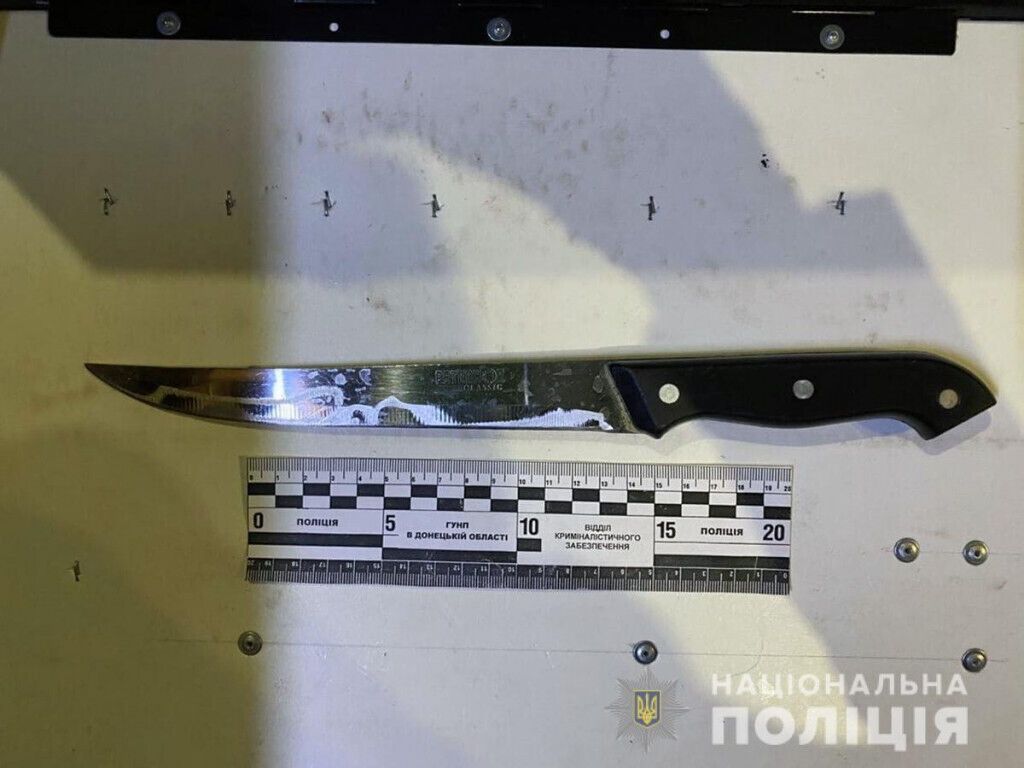 Покровські поліцейські притягують до відповідальності зловмисника, який наніс ножове поранення родичу