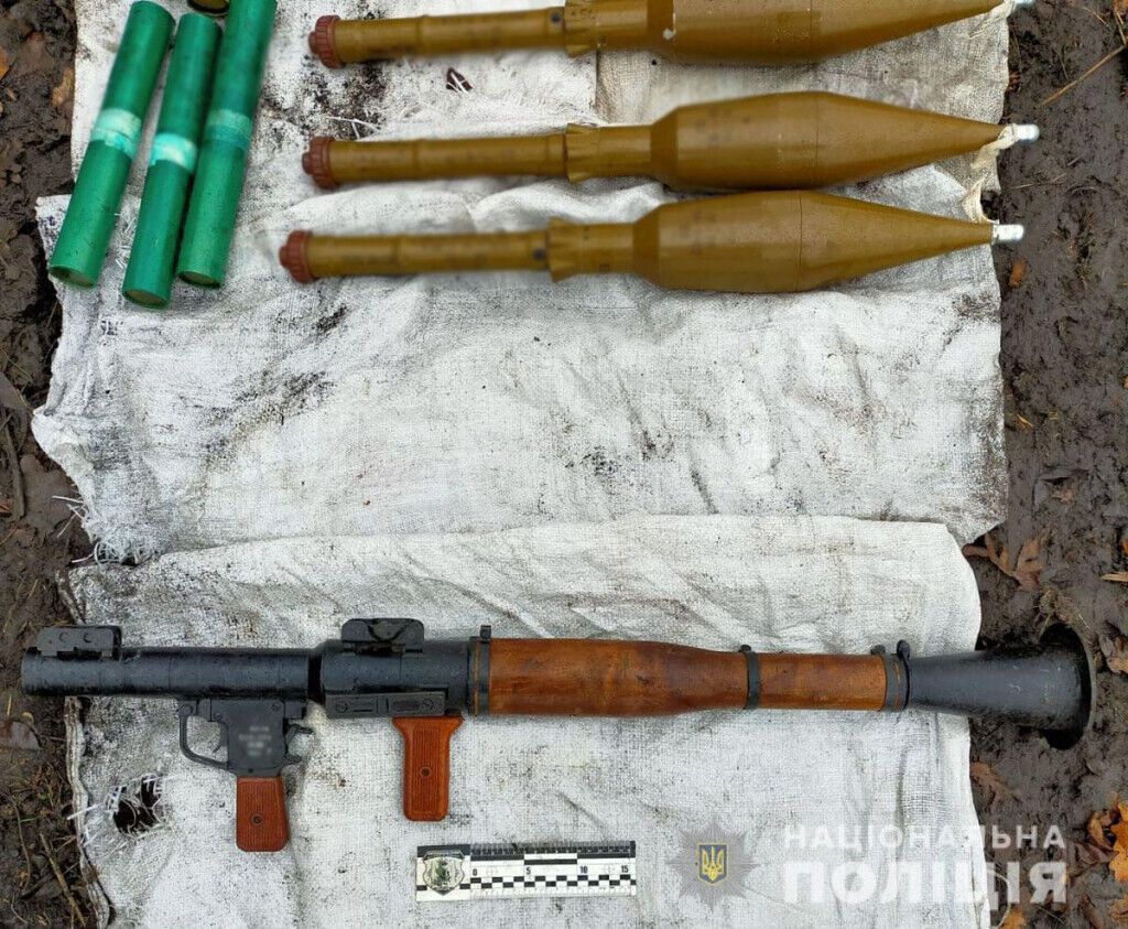 Правоохоронці виявили на території Добропільського району схрон боєприпасів