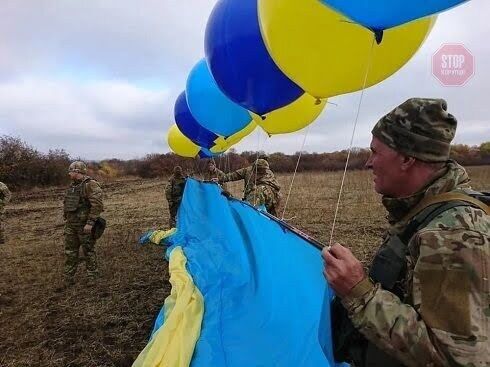 У небі над окупованим Луганськом з'явився прапор України (фото, відео)