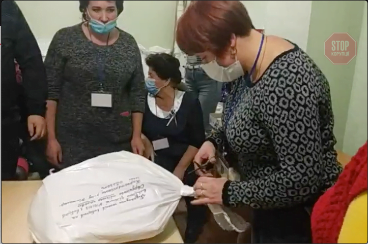  Овруцька ТВК: мішок із бюлетенями не опломбований Фото: СтопКор