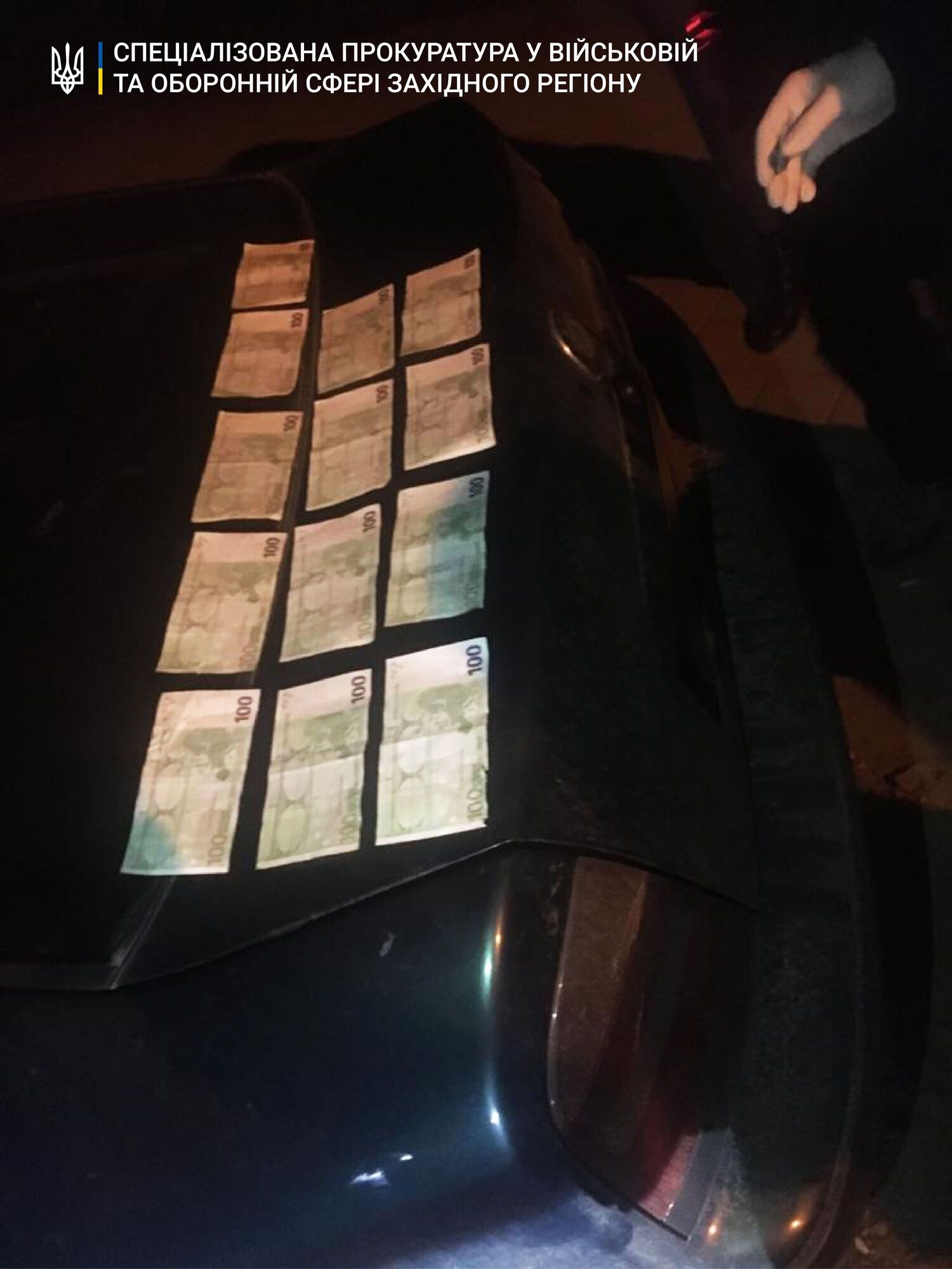 1300 євро за незаконне переміщення тютюну через держкордон – затримано прикордонника та лісничого