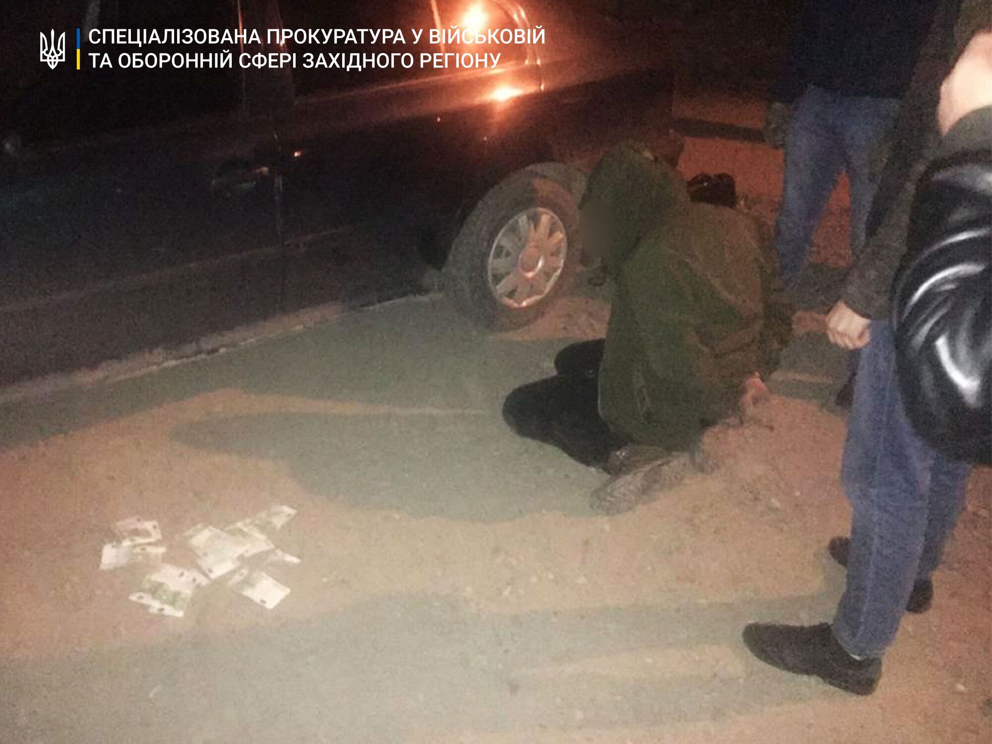 1300 євро за незаконне переміщення тютюну через держкордон – затримано прикордонника та лісничого