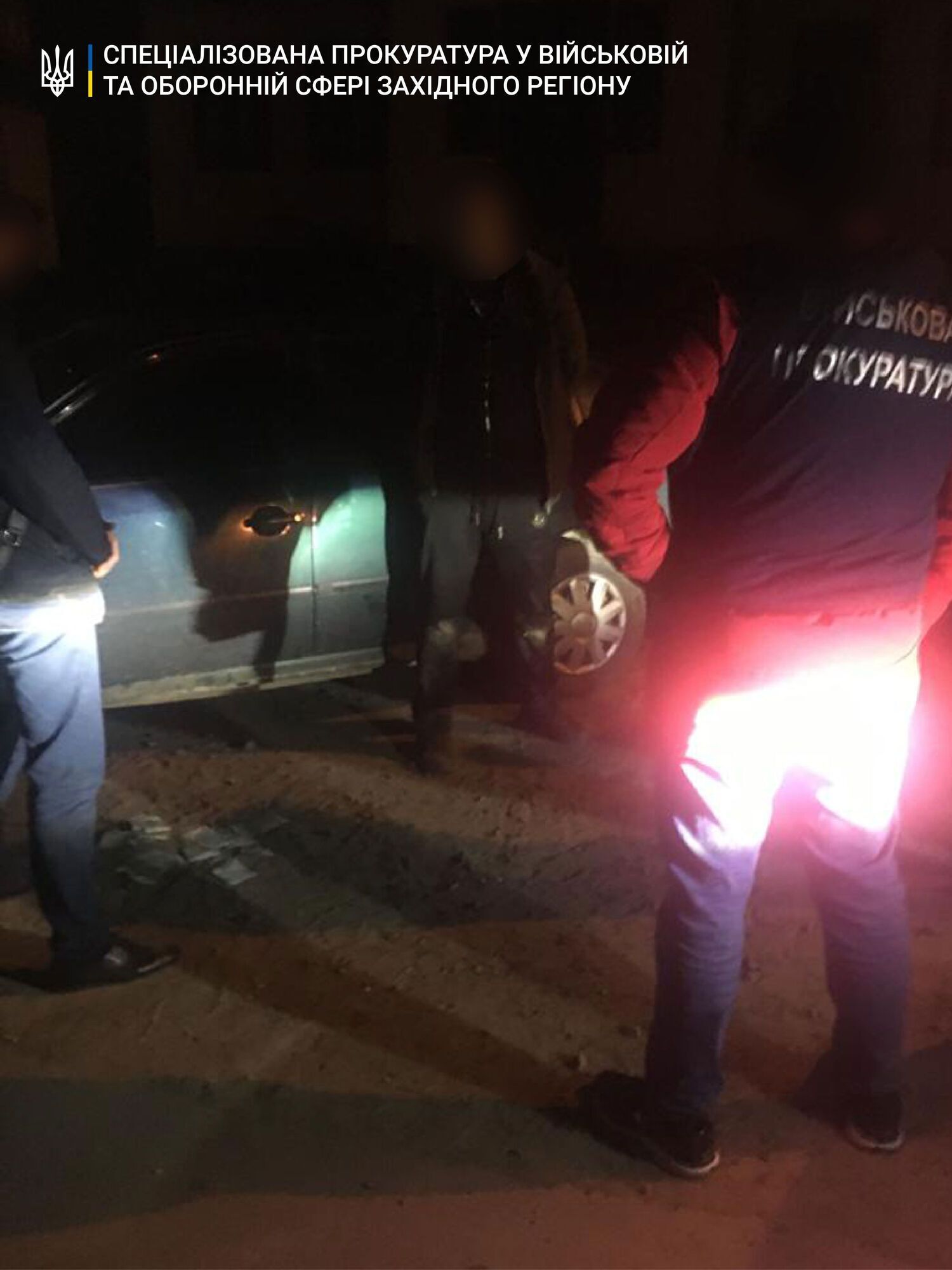 1300 євро за незаконне переміщення тютюну через держкордон – затримано прикордонника та лісничого