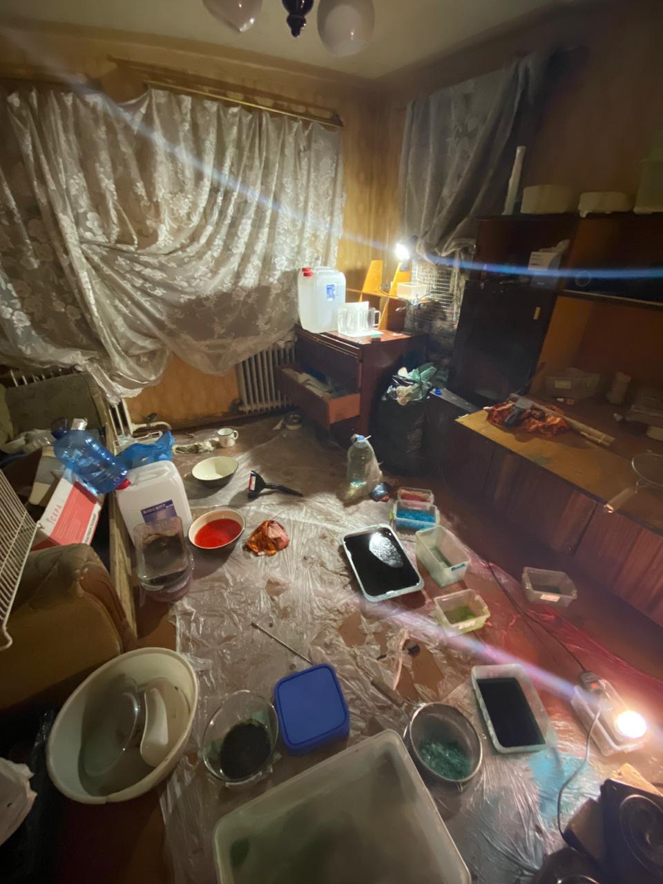 Незаконне виготовлення особливо небезпечних психотропів — затримано двох чоловіків (ФОТО)