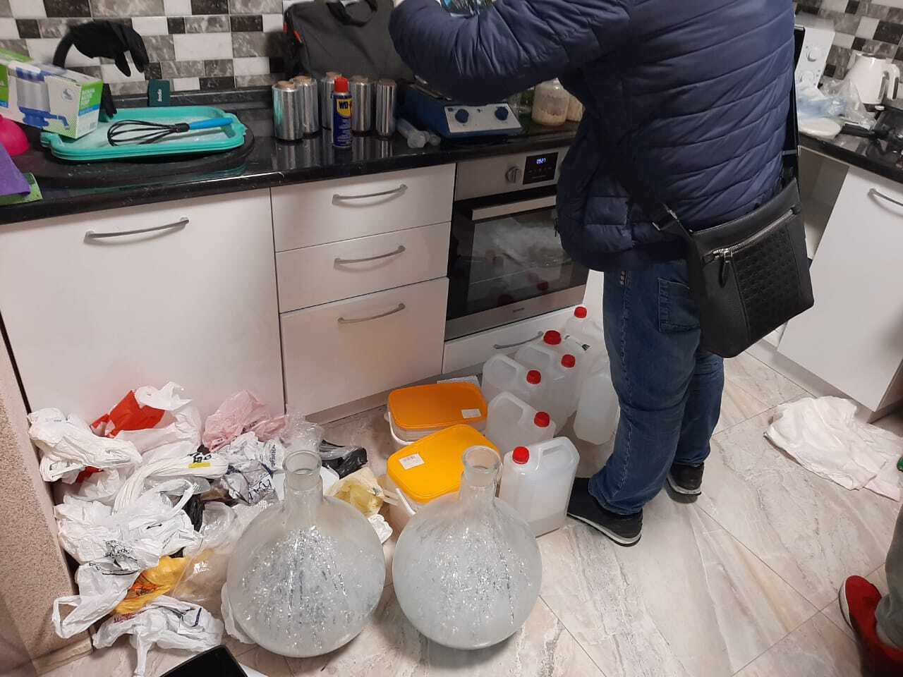 Тримання під вартою — суд обрав запобіжний захід чоловіку, який підозрюється в незаконному виготовленні наркотиків (ФОТО)