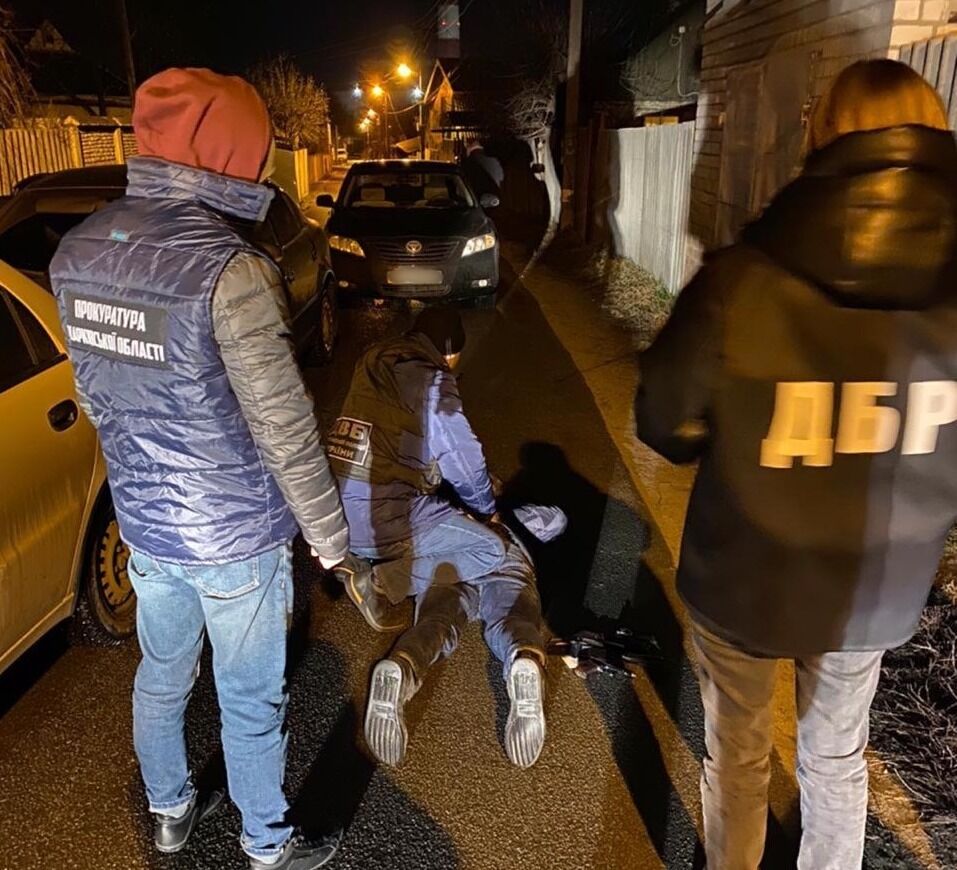 1000 доларів США за уникнення кримінальної відповідальності: двоє оперуповноважених Нацполіції постануть перед судом (ФОТО)