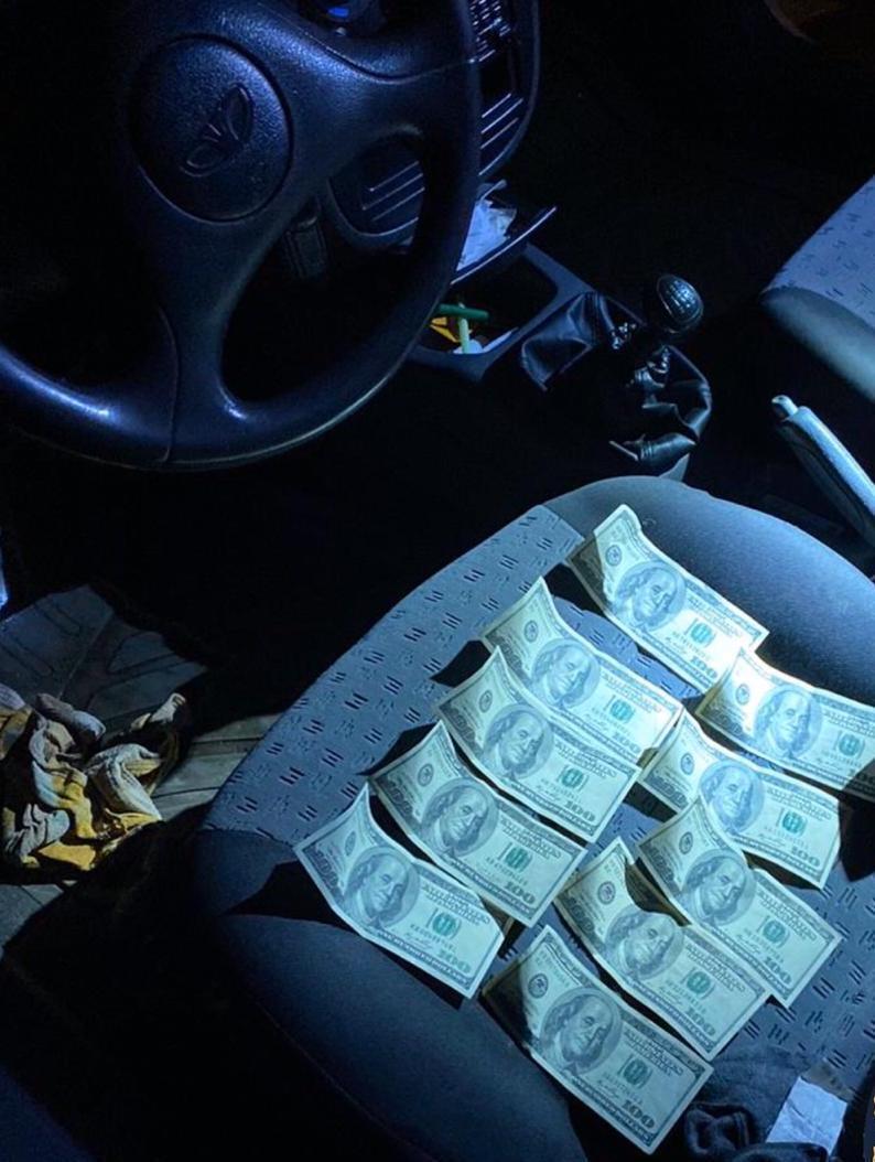 1000 доларів США за уникнення кримінальної відповідальності: двоє оперуповноважених Нацполіції постануть перед судом (ФОТО)