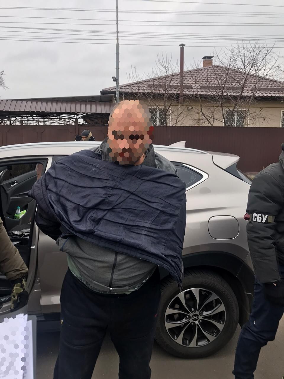 Затримано чоловіка, який погрожував вбивством і вимагав 26 800 доларів США (ФОТО)