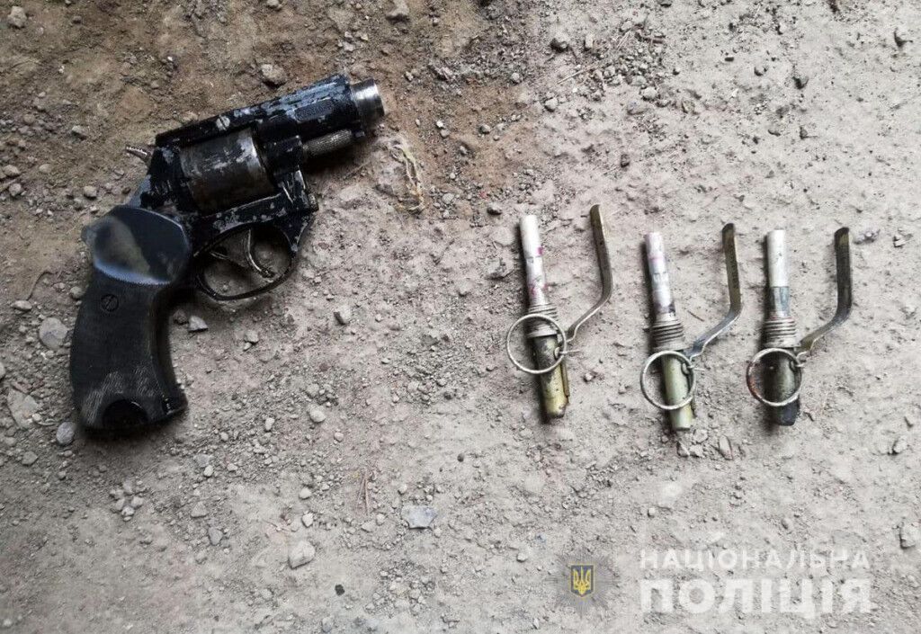 Три гранати, револьвер та майже 200 набоїв: поліцейські Маріуполя роззброїли мешканця Приморського району