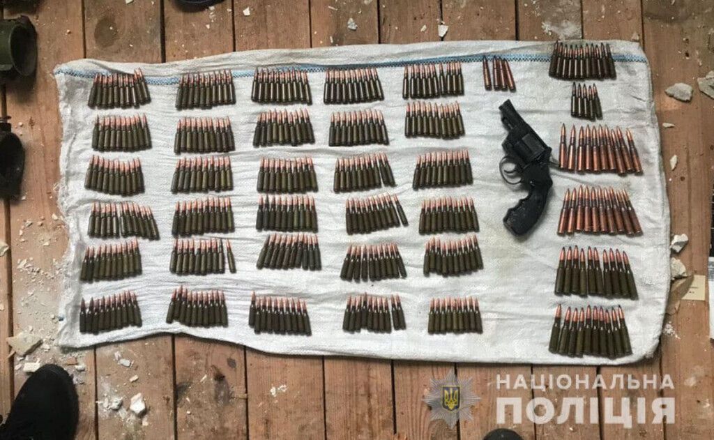 Поліцейські виявили на території Мангушського району схрон боєприпасів