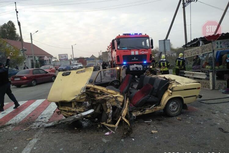 У Дніпропетровській області водія вирізали із розтрощеної у ДТП із вантажівкою автівки (фото, відео)