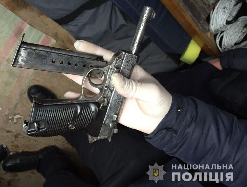 У мешканця Костянтинівки поліцейські вилучили наркотики та пістолет