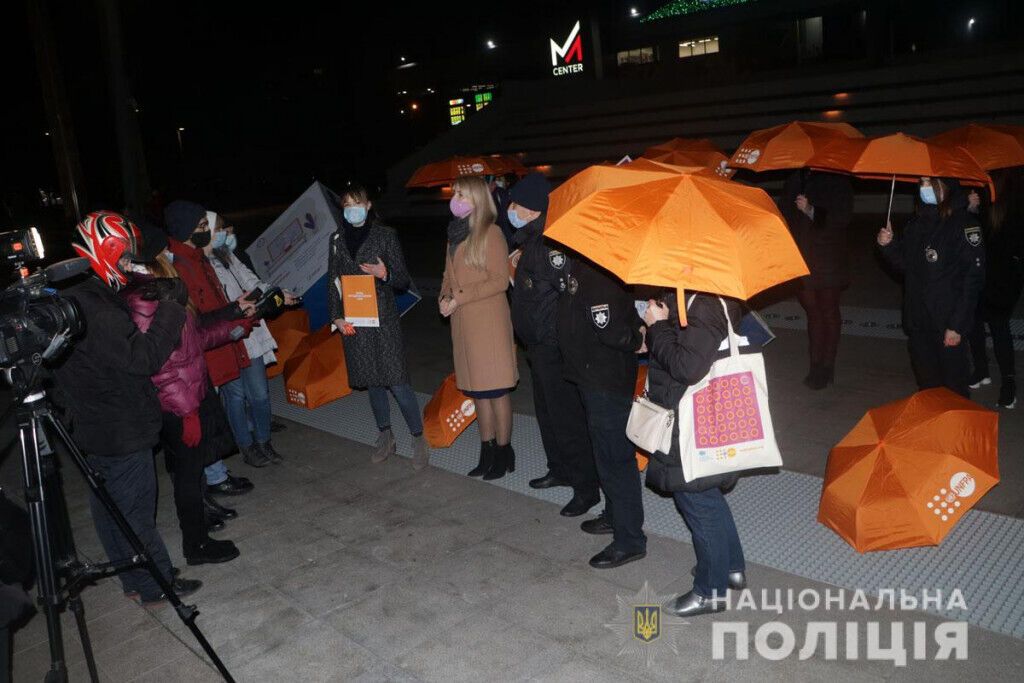 Поліція, громада та влада Маріуполя долучилася до акції «16 днів проти насильства»