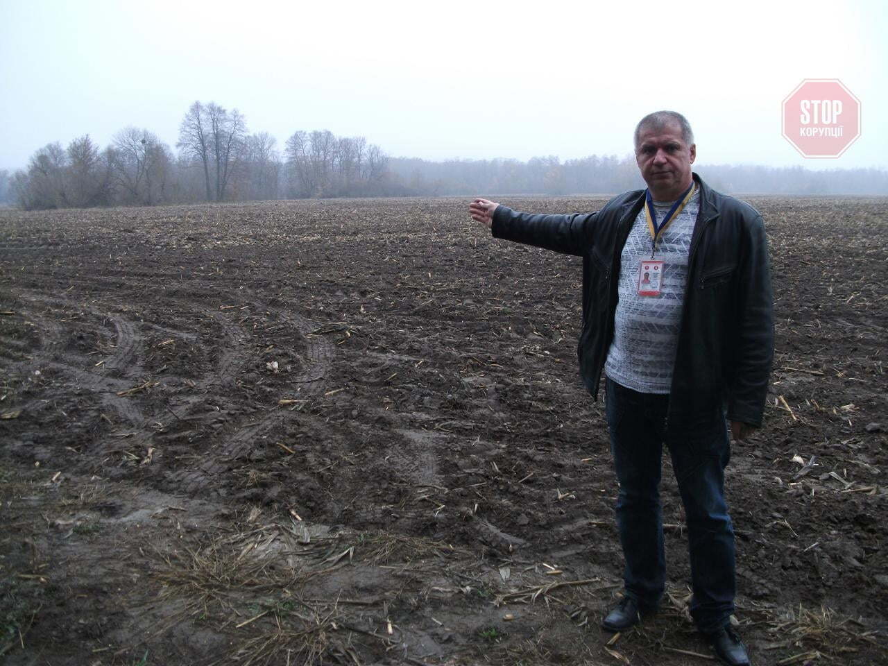  Борис Спіцин показує, як незаконно розорюють луки Фото: СтопКор