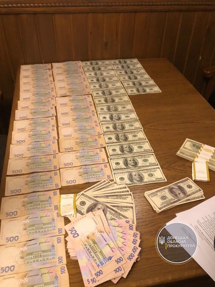 Двох службовців Донецької облспілки споживчих товариств затримано на хабарі у 85 000 доларів США та 100 000 грн (ФОТО)