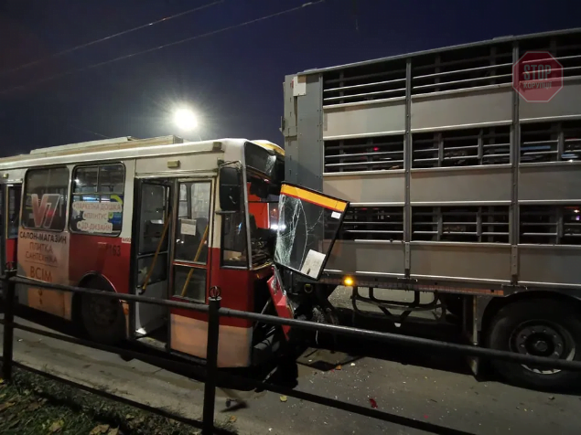Тролейбус із людьми в’їхав у вантажівку із свиньми: у Тернополі сталася ДТП (фото)