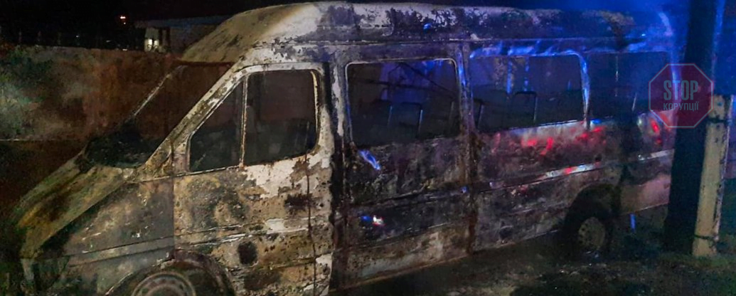 У Миколаєві спалили мікроавтобус (фото)