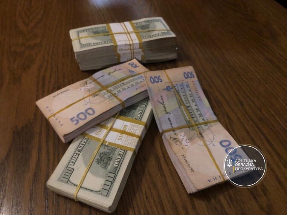 Двох службовців Донецької облспілки споживчих товариств затримано на хабарі у 85 000 доларів США та 100 000 грн (ФОТО)