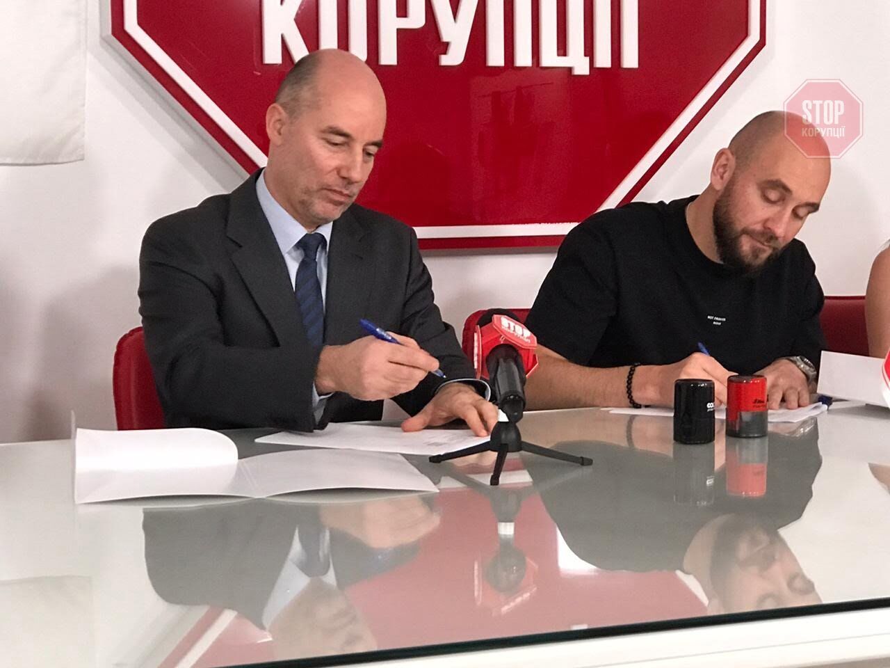  Гендиректор ДП «Документ» Володимир Швачко та координатор ГО «Стоп корупції» Роман Бочкала Фото: СтопКор