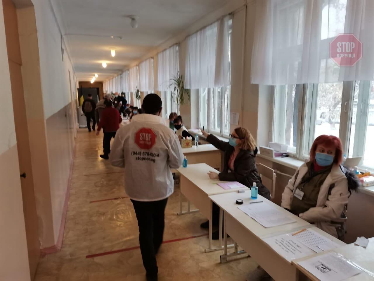  Громадські активісти на виборчих ділницях Дніпра Фото: СтопКор