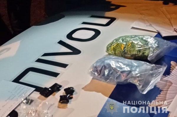 В Маріуполі бійці роти поліції особливого призначення викрили закладника наркотиків