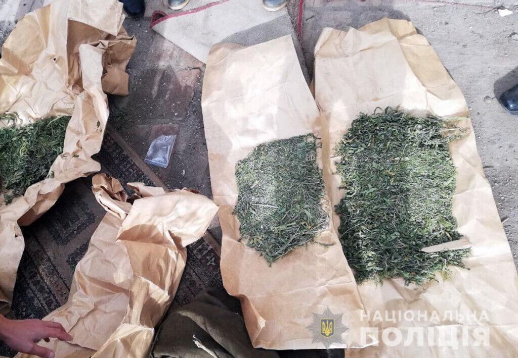 Поліцейські вилучили у мешканця Маріуполя кілограм канабісу