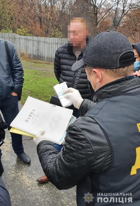 На Донеччині поліцейські викрили у хабарництві голову селищної ради