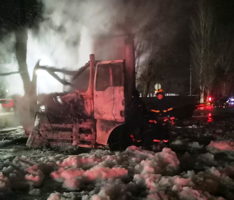 Херсонська область: новокаховські вогнеборці загасили автомобіль, що загорілася внаслідок ДТП