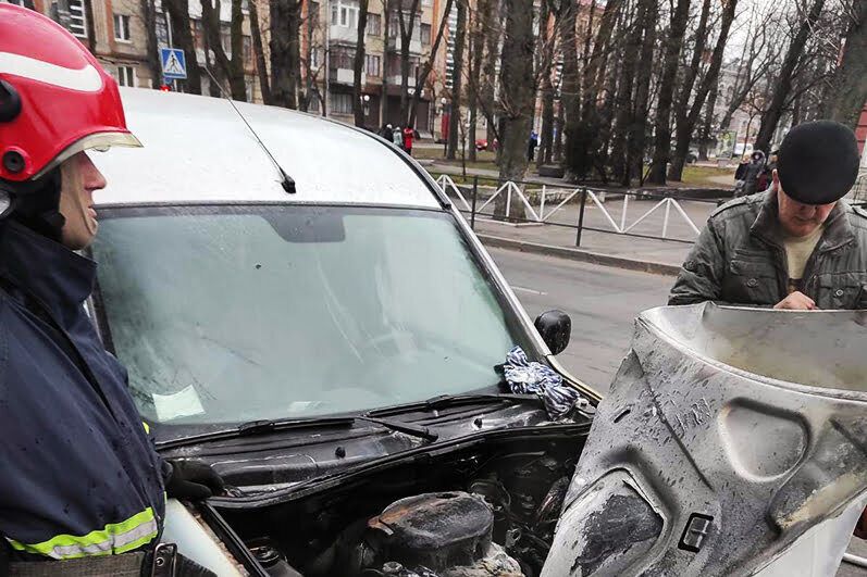 У Хмельницькому вогнеборці врятували легковий автомобіль від знищення вогнем