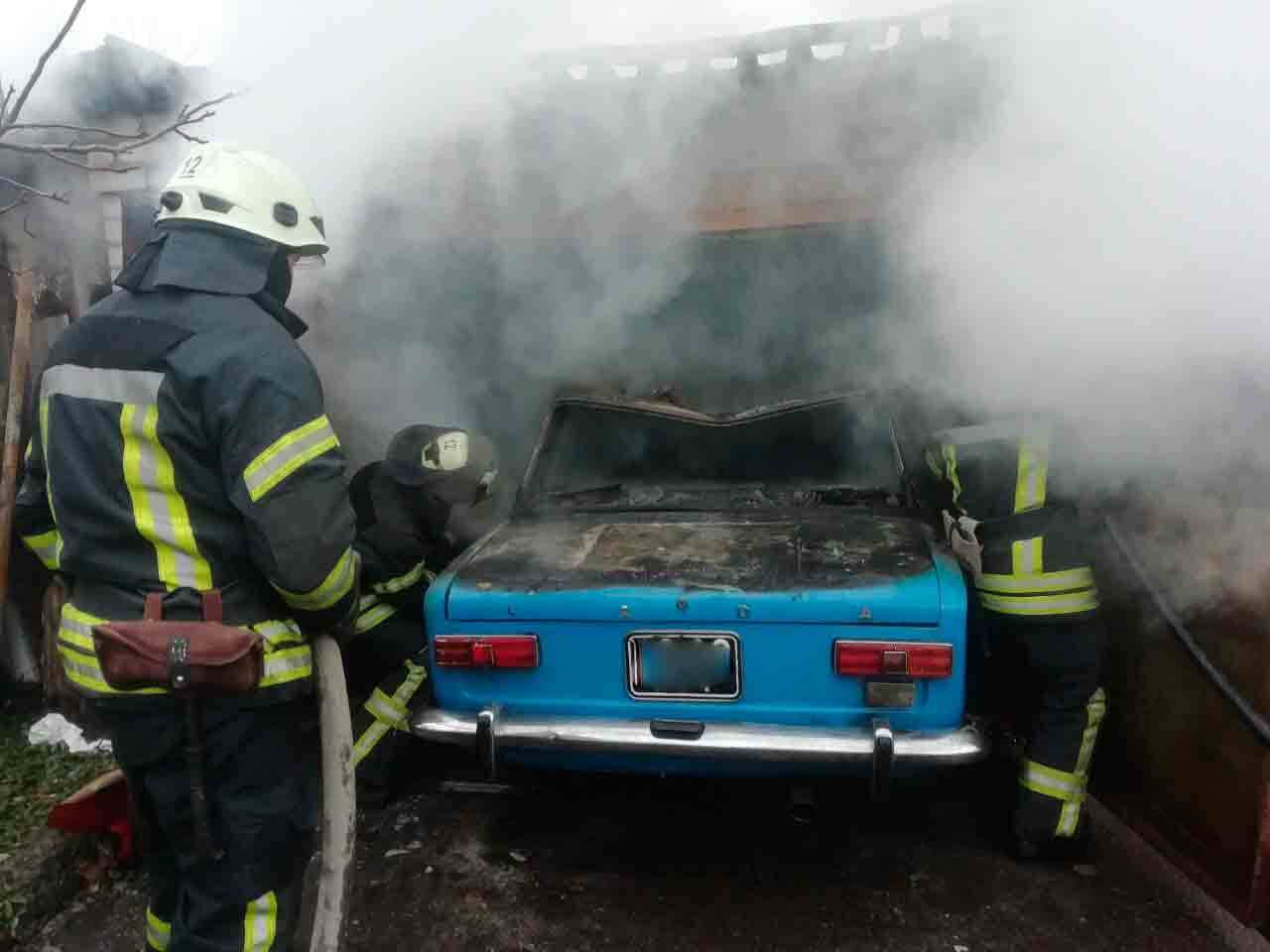 Луганська область: рятувальники ліквідували загоряння автомобіля на приватному подвір’ї