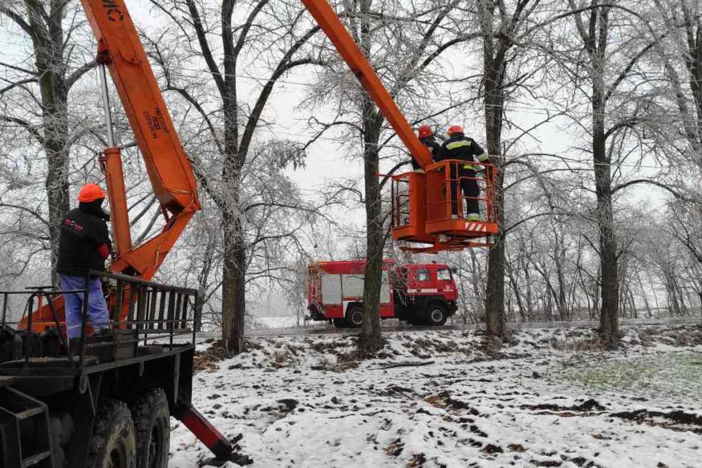 Рятувальники Чернігівщини надають допомогу по відновленню нормальних умов життєзабезпечення населення