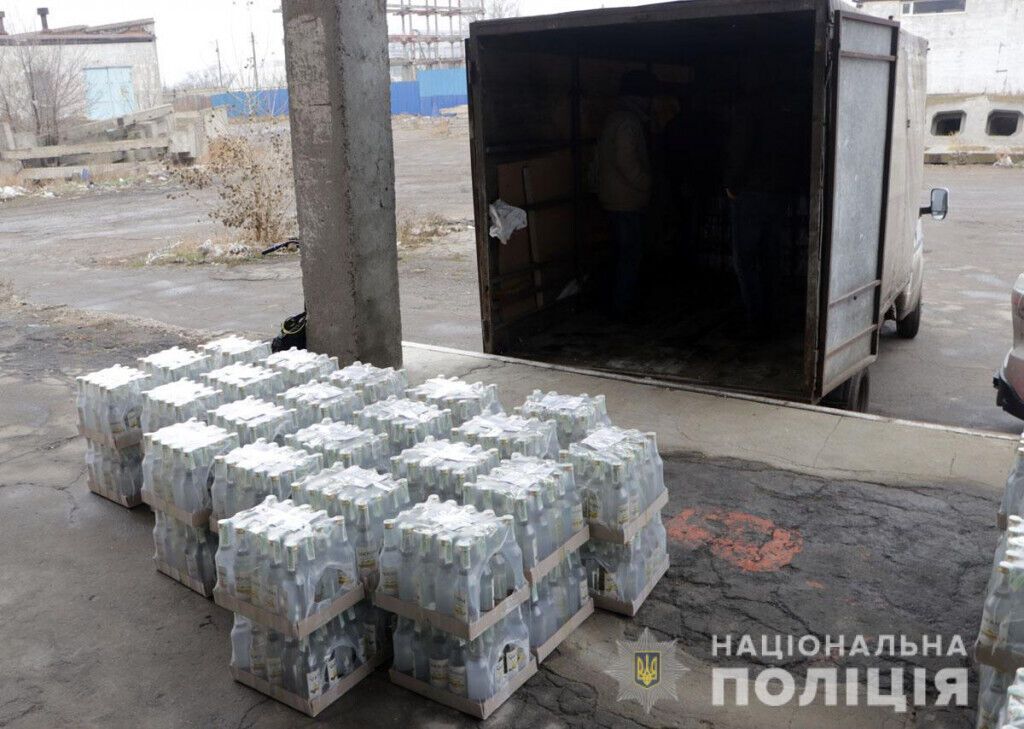 На Донеччині поліцейські викрили канал розповсюдження фальсифікованого алкоголю (ВІДЕО)
