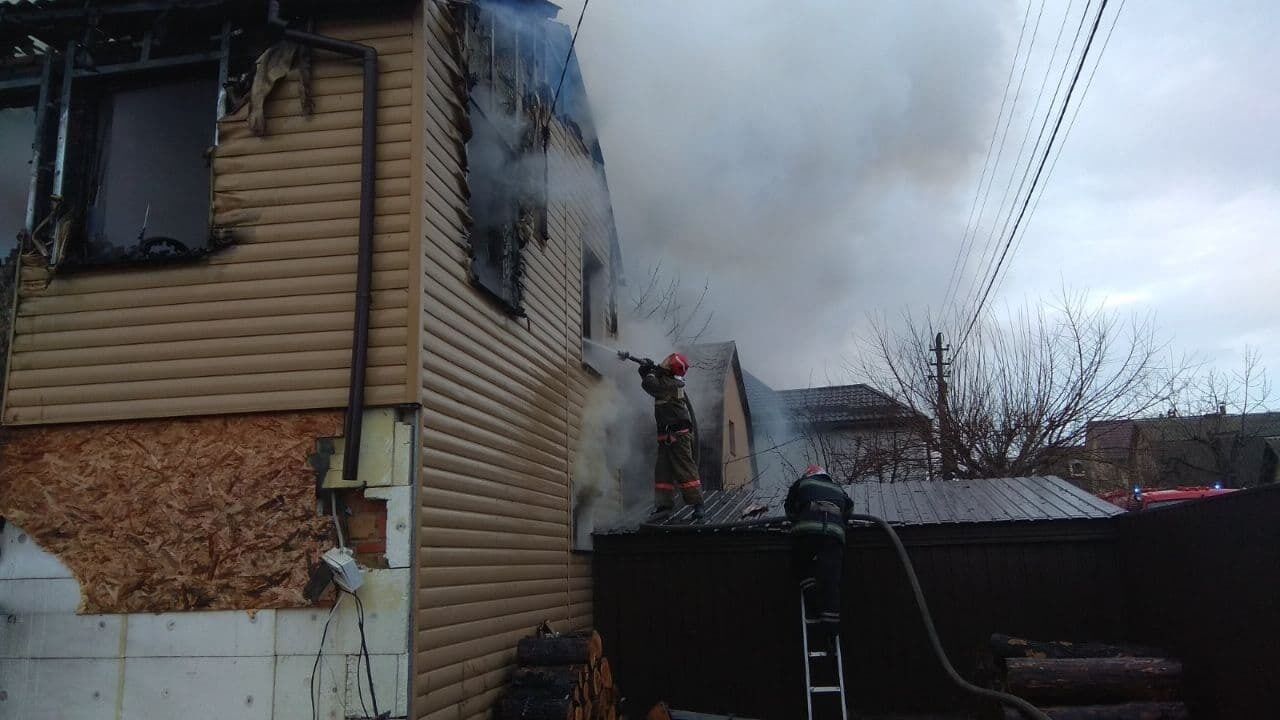 м. Київ: вогнеборці ліквідували пожежу у приватному житловому будинку