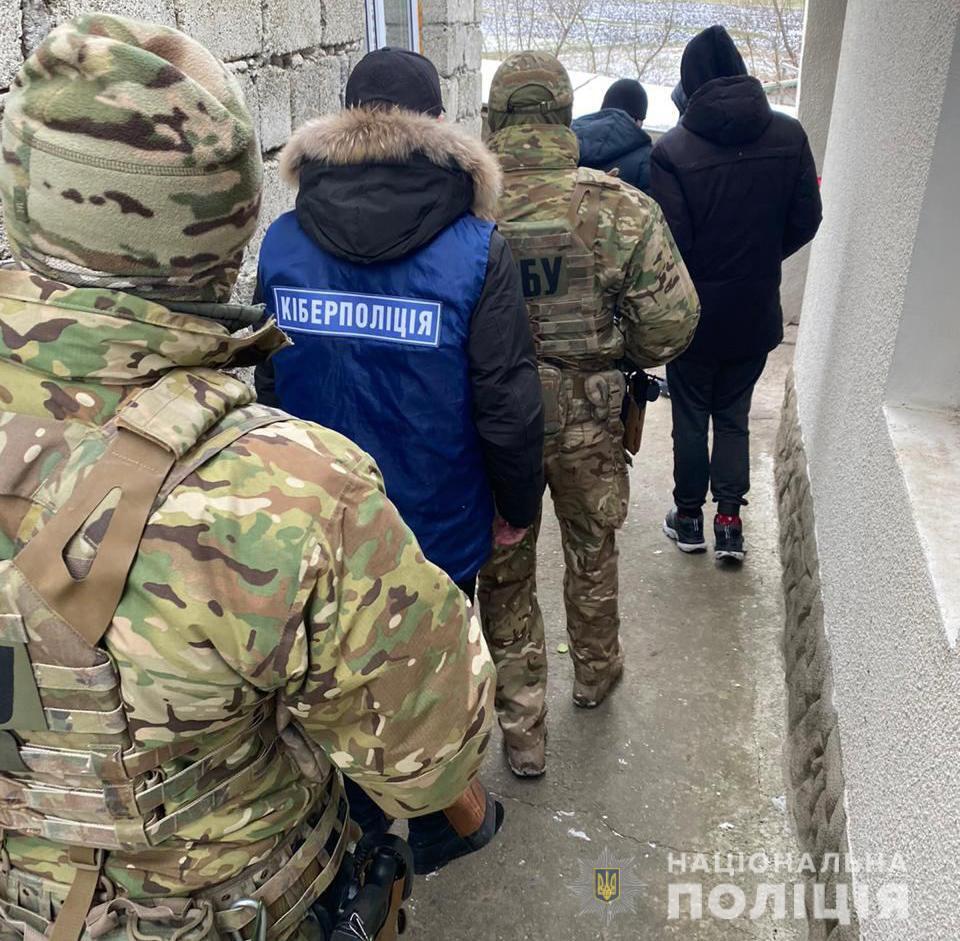 Кіберполіція викрила зловмисників у контрабанді та продажі в Інтернеті заборонених лікарських засобів