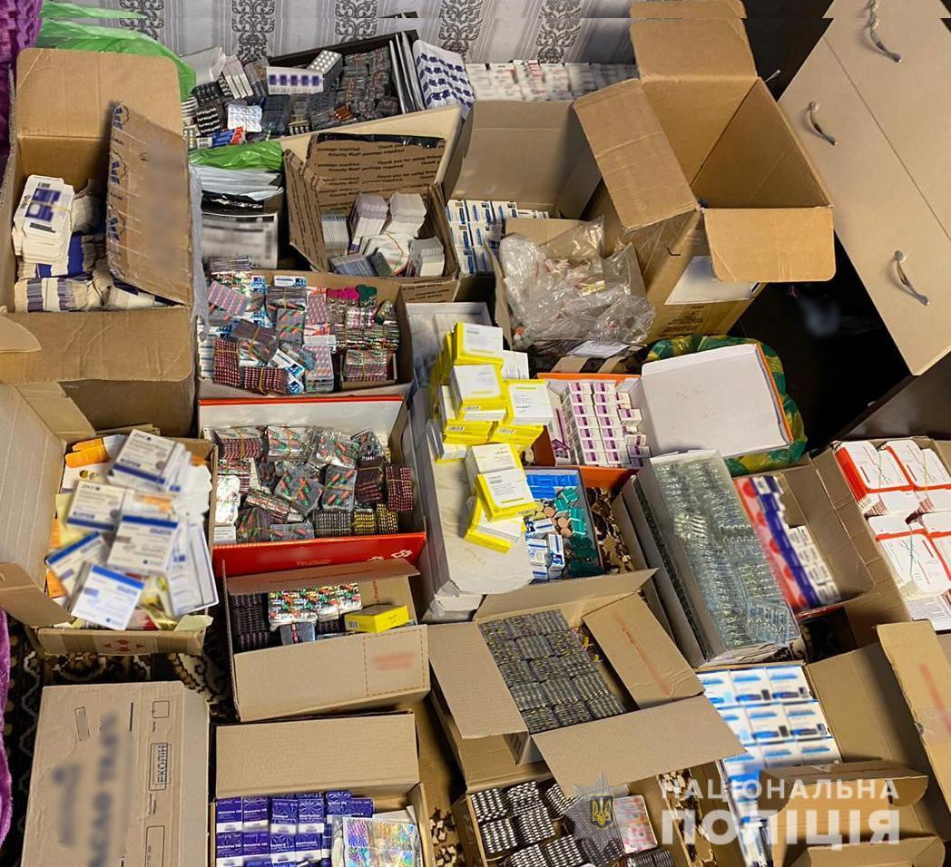 Кіберполіція викрила зловмисників у контрабанді та продажі в Інтернеті заборонених лікарських засобів