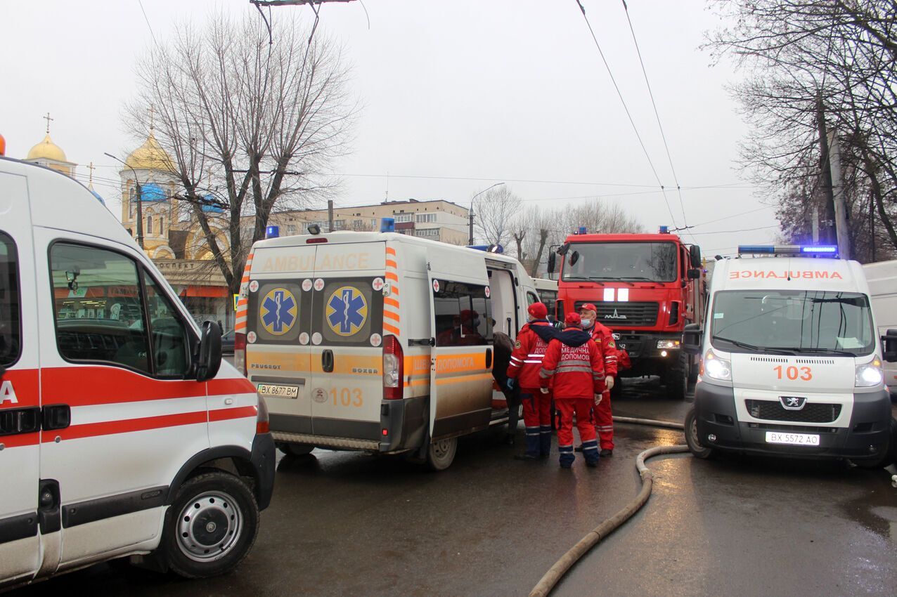 Хмельницький: під час ліквідації пожежі торговельного центру вогнеборці врятували шість людей, ще 23 — евакуювали