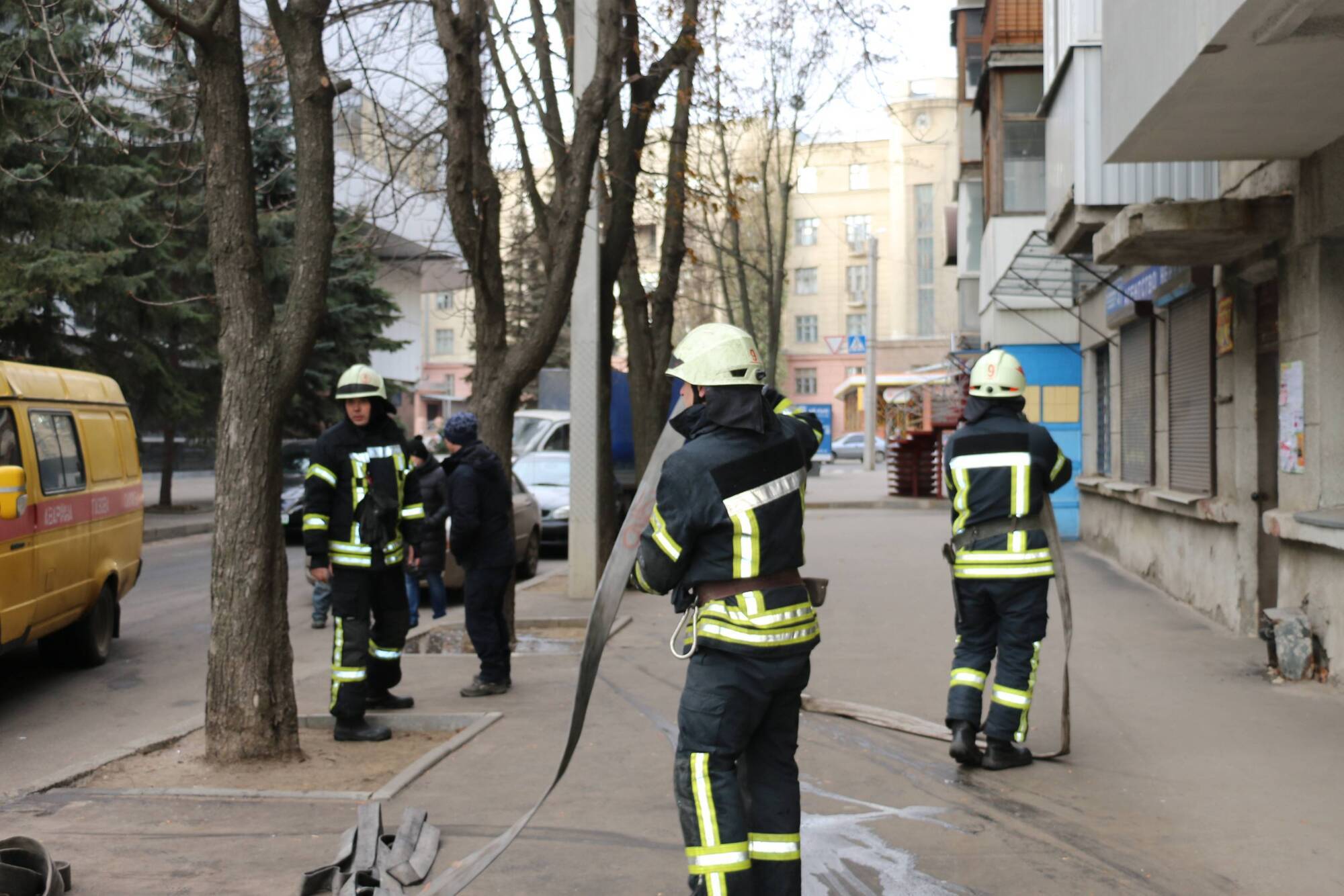 м. Харків: під час пожежі у шестиповерховому будинку вогнеборці евакуювали з небезпечної зони 7 мешканців