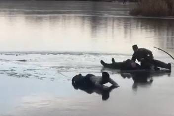 У Харкові врятували рибалку, який провалився під крихкий лід