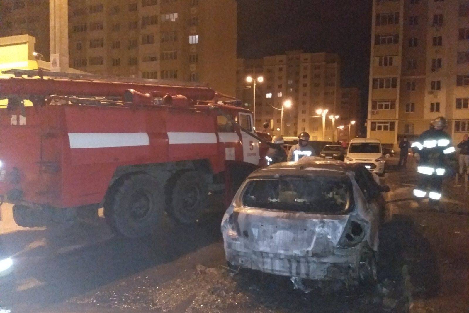 Харків: рятувальники загасили пожежу в легковику