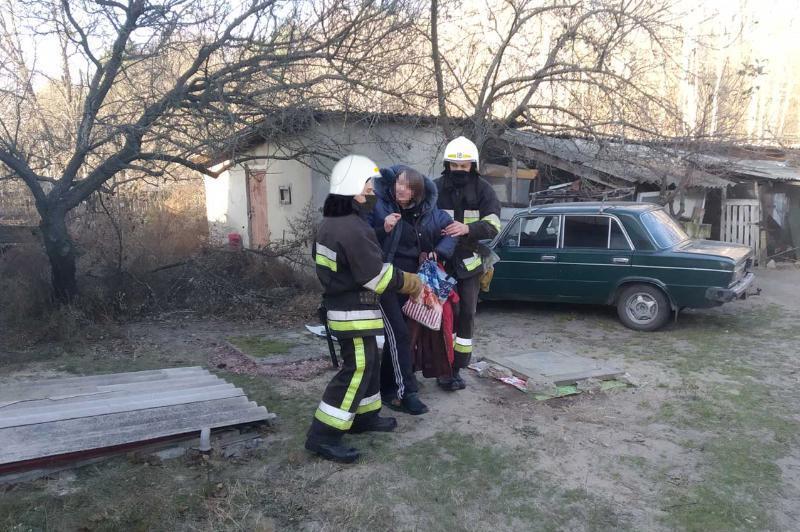 Хмельницька область: під час гасіння пожежі у квартирі вогнеборці врятували жінку
